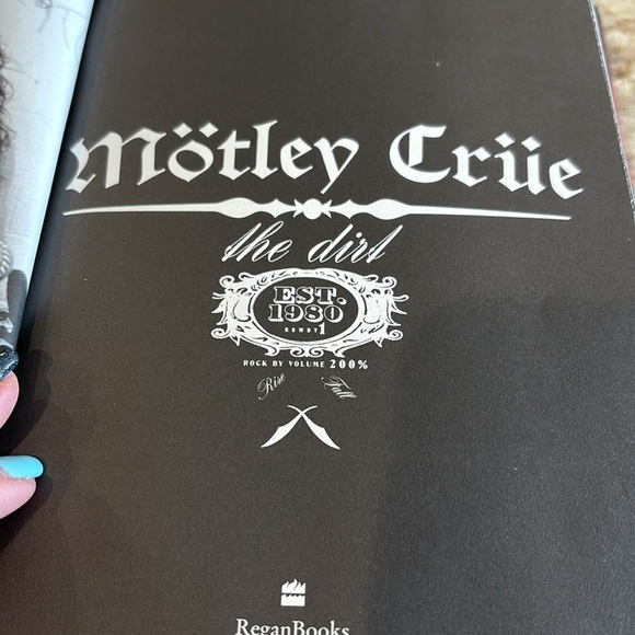 Motley Crue Confessions Book - Picture 2 of 6